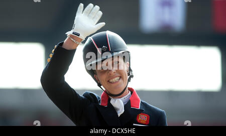 Herning, Danimarca. Il 22 agosto, 2013. British equestrian Charlotte Dujardin sorride dopo la sua performance sul suo cavallo Valegro durante la squadra dressage evento presso la comunità di salto ostacoli e dressage Championships di Herning, Danimarca, 22 agosto 2013. Credito: dpa picture alliance/Alamy Live News Foto Stock