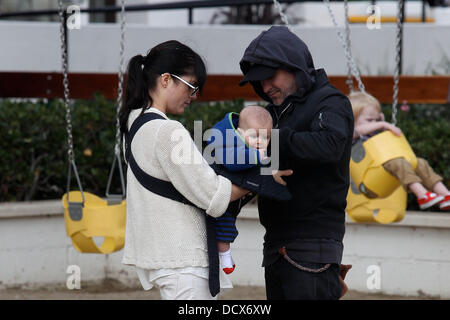 Selma Blair e il suo fidanzato Jason Bleick prendere il loro figlio Arthur a un parco in Malibu e quindi sul paese di Malibu Mart Malibu, California - 11.12.11 Foto Stock