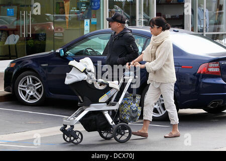 Selma Blair e il suo fidanzato Jason Bleick prendere il loro figlio Arthur a un parco in Malibu e quindi sul paese di Malibu Mart Malibu, California - 11.12.11 Foto Stock