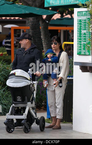 Selma Blair e il suo fidanzato Jason Bleick prendere il loro figlio Arthur a un parco in Malibu e quindi sul paese di Malibu Mart Malibu, California - 11.12.11 Foto Stock