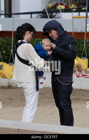 Selma Blair e il suo fidanzato Jason Bleick prendere il loro figlio Arthur a un parco in Malibu e quindi sul paese di Malibu Mart Malibu, California - 11.12.11 Foto Stock