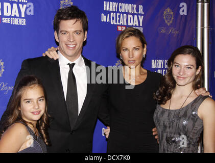 Harry Connick Jr, Jill Goodacre e le loro figlie apertura notturna dopo la festa per il musical di Broadway di produzione "in una giornata limpida si può vedere per sempre" tenutasi presso il Plaza hotel. La città di New York, Stati Uniti d'America - 11.12.11 Foto Stock