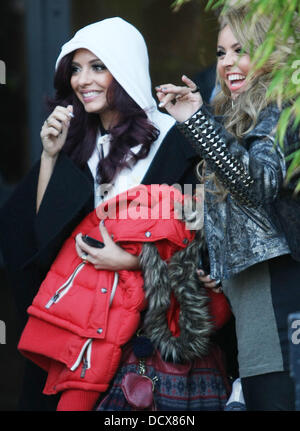 X fattore vincitori Jade Thirlwall e Jesy Nelson del mix di poco al di fuori della ITV Studios di Londra - Inghilterra - 12.12.11 Foto Stock