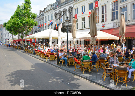 Maastricht Vrijthof Square, bar, caffetterie e tavoli da ristorante attendono davanti ai fan dei concerti di Andre Rieu seduti all'aperto in estate nel Limburgo, Paesi Bassi, UE Foto Stock