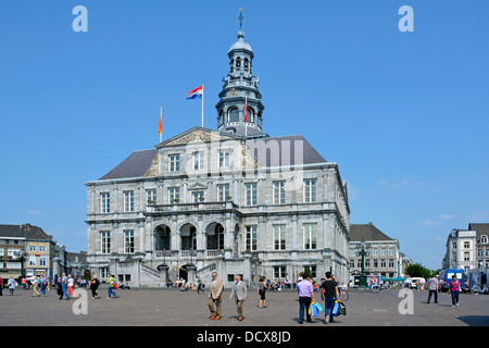 Maastricht edificio storico del municipio persone nella piazza principale del mercato in un cielo blu soleggiato estate non di mercato a Limburgo Paesi Bassi Europa UE Foto Stock