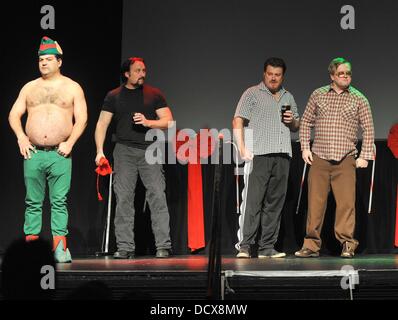 Il cast del parco del rimorchio i ragazzi nel loro stadio di Natale mostra "Caro Babbo Natale, andare F * * k te' all'Olympia Theatre Dublin, Irlanda - 12.12.11 Foto Stock