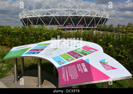 Pannello informazioni con i dettagli di orari di apertura per la trattenuta e di nuove strutture in Queen Elizabeth Olympic Park, Stadio al di là Foto Stock