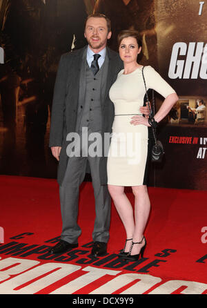 Simon Pegg con sua moglie Mission: Impossible protocollo fantasma premiere arrivi - Londra, Inghilterra - 13.12.11 Foto Stock