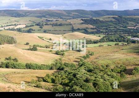 Guardando attraverso Corvedale verso la lunga Mynd dal Stiperstones Riserva Naturale Nazionale, Shropshire, Inghilterra, Regno Unito Foto Stock