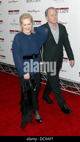 Meryl Streep e Don Gummer presso la New York premiere di " La Signora di Ferro" al Teatro Ziegfeld. La città di New York, Stati Uniti d'America - 13.12.11 Foto Stock