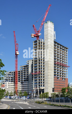 Multipiano alloggi per studenti a torre in costruzione presso il Queen Elizabeth Olympic Park Foto Stock