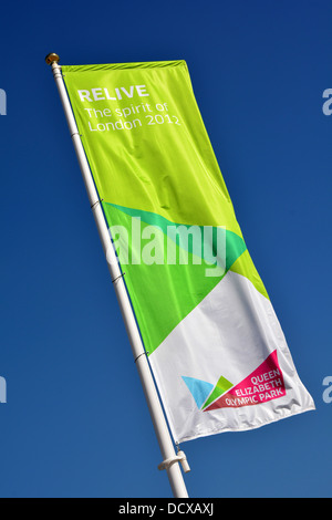 Queen Elizabeth Olympic Park banner in ingresso al nuovo Timber Lodge cafe & Tumbling Bay Parco giochi strutture Foto Stock