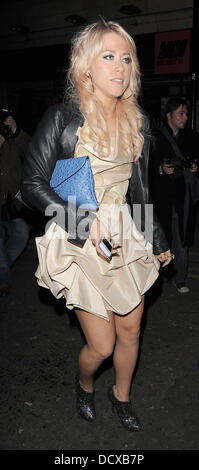 X fattore concorrente Amelia Lily. Il fattore X wrap party, tenutosi a DSTRKT club. Londra, Inghilterra - 14.12.11 Foto Stock