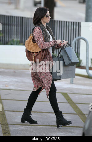 Emily Blunt lasciando John Varvatos boutique con una manciata di sacchetti dopo aver fatto un po' di shopping a Los Angeles, California, Stati Uniti d'America - 13.12.11 Foto Stock