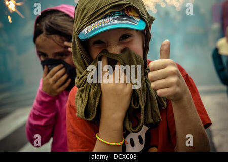 Barcellona, Spagna. 21 Agosto 2013: i bambini godono i bambini "Correfocs' a 'Festa Major de Grˆcia'. Credito: matthi/Alamy Live News Foto Stock