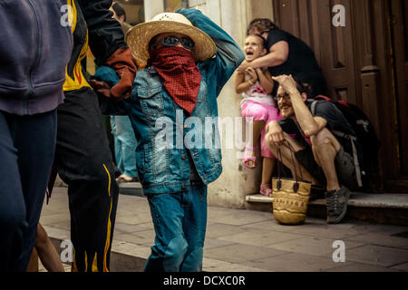 Barcellona, Spagna. 21 Agosto 2013: un giovane ragazzo è completamente protetto contro brilla come egli prende parte a i bambini "Correfocs' a 'Festa Major de Grˆcia'. Credito: matthi/Alamy Live News Foto Stock