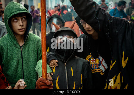 Barcellona, Spagna. 21 Agosto 2013: un giovane "Correfoc' ottenere il suo petardi enlightend presso i bambini "Correfocs' a 'Festa Major de Grˆcia'. Credito: matthi/Alamy Live News Foto Stock