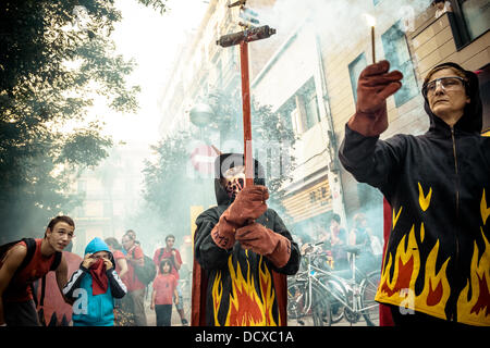 Barcellona, Spagna. 21 Agosto 2013: un giovane "Correfoc' ottenere il suo petardi illuminata di figli di 'Correfocs' a 'Festa Major de Grˆcia'. Credito: matthi/Alamy Live News Foto Stock