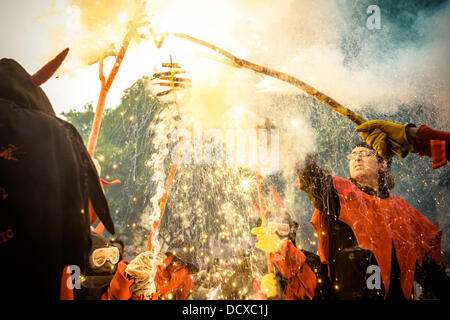 Barcellona, Spagna. 21 Agosto 2013: Giovani 'Correfocs' ottenere la loro petardi illuminata di figli di 'Correfocs' a 'Festa Major de Grˆcia'. Credito: matthi/Alamy Live News Foto Stock