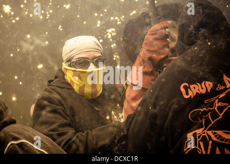 Barcellona, Spagna. 21 Agosto 2013: membro di 'la Vella de Grˆcia" nella sua diavolo vestito set fuori i suoi fuochi d'artificio durante la " Festa Major de Gracia'. Credito: matthi/Alamy Live News Foto Stock