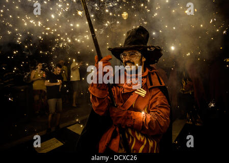 Barcellona, Spagna. 21 Agosto 2013: membro di 'la Vella de Grˆcia" nella sua diavolo vestito set fuori i suoi fuochi d'artificio durante la " Festa Major de Gracia'. Credito: matthi/Alamy Live News Foto Stock