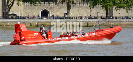 I passeggeri e il tour a bordo di guida "Thames Rockets' alta velocità sightseeing tour in motoscafo passando dalla Torre di Londra Foto Stock