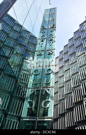 Ernst & Young office segno invertito e riflessione duplicata in specchio di rivestimento di vetro Foto Stock