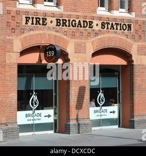 Il Brigade Bar & Bistro Restaurant è stato convertito e la facciata in mattoni era pulita La stazione di Londra dei vigili del fuoco ridondante ha costruito 1879 Tooley Street Southwark Londra, Regno Unito Foto Stock