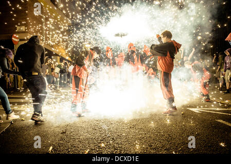 Barcellona, Spagna. 21 Agosto 2013: diavoli si riuniscono per illuminare il loro fuoco-cracker durante il 'Correfocs' a 'Festa Major de Gracia'. Credito: matthi/Alamy Live News Foto Stock