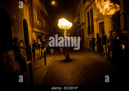 Barcellona, Spagna. 21 Agosto 2013: un mangiatore di fuoco di illumina le strade durante i Correfocs presso la " Festa Major de Gracia'. Credito: matthi/Alamy Live News Foto Stock