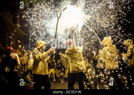 Barcellona, Spagna. 21 Agosto 2013: un gruppo di diavoli si riuniscono per illuminare i loro petardi durante la " Festa Major de Gracia'. Credito: matthi/Alamy Live News Foto Stock