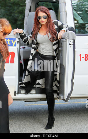 Amy Childs prende un film di Hollywood Stars Homes Tour e si ferma da Simon Cowells home Los Angeles, California - 14.12.11 Foto Stock