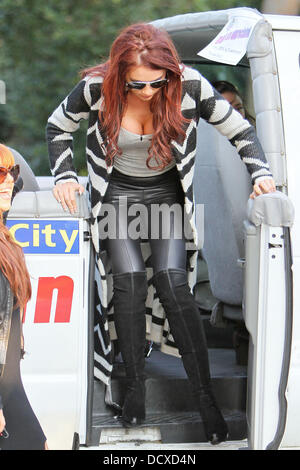 Amy Childs prende un film di Hollywood Stars Homes Tour e si ferma da Simon Cowells home Los Angeles, California - 14.12.11 Foto Stock