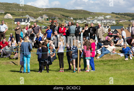 Gli spettatori a Carloway Scuola primaria 2013 Mostra agricola isola di Lewis in Scozia UK Foto Stock