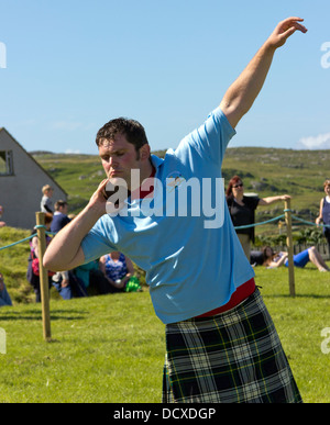 Shot mettendo a Carloway Scuola primaria 2013 Mostra agricola isola di Lewis in Scozia UK Foto Stock