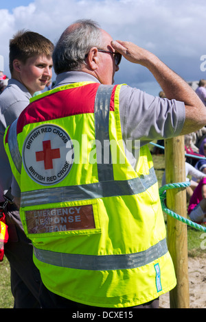 La Croce Rossa di primo soccorso Carloway Attendant Scuola primaria 2013 Mostra agricola isola di Lewis in Scozia UK Foto Stock