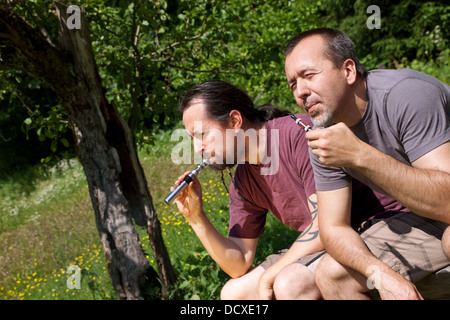 Due uomini con relax e-sigarette Foto Stock