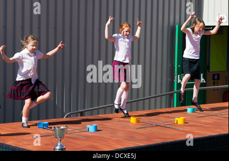 Highland Dancing concorrenza a Carloway Scuola primaria 2013 Mostra agricola isola di Lewis in Scozia UK Foto Stock