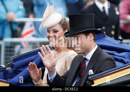 Il principe William Duca di Cambridge (R) e la moglie Caterina Duchessa di Cambridge (L) sono visibili durante la processione del carrello Foto Stock