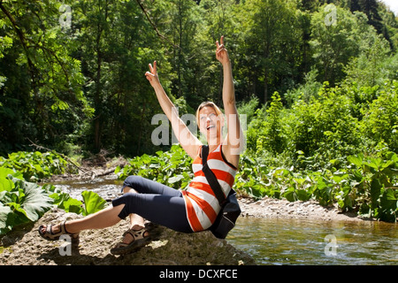 Bella donna gode della natura Foto Stock