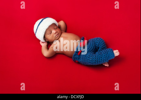 Sleeping Neonato ragazzo in costume Marinaio Foto Stock