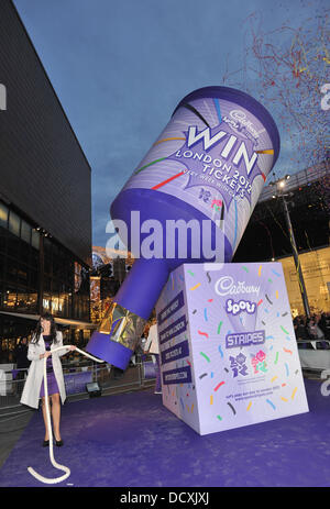 Christine Bleakley compare un gigante Cadbury party popper piena di Giochi Olimpici e Paralimpici biglietti al Westfield Stratford. Londra, Inghilterra - 20.12.11 Foto Stock