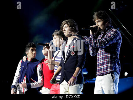 Da sinistra a destra: Zayn Malik, Niall Horan, Louis Tomlinson, Harry stili e Liam Payne di una direzione performing live a Manchester O2 Apollo. Manchester, Inghilterra - 22.12.11 Foto Stock