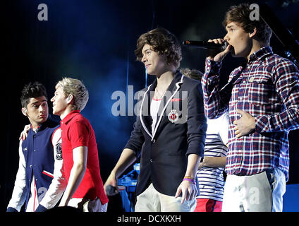 Da sinistra a destra: Zayn Malik, Niall Horan, Harry stili e Liam Payne, di una direzione performing live a Manchester O2 Apollo. Manchester, Inghilterra - 22.12.11 Foto Stock