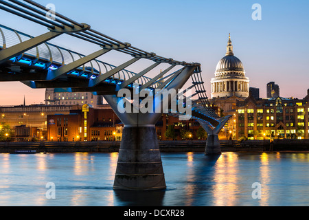 Inghilterra, Londra Millennium Footbridge e Cattedrale di San Paolo Foto Stock