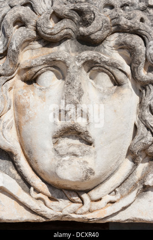 Stone Medusa figura nel Tempio di Apollo, Didyma, Turchia Foto Stock
