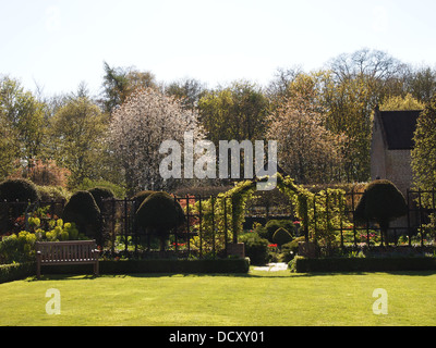 Chenies Manor Garden in primavera con il tardo pomeriggio di luce. Vista attraverso il giardino sommerso che sono aperti al pubblico. Foto Stock