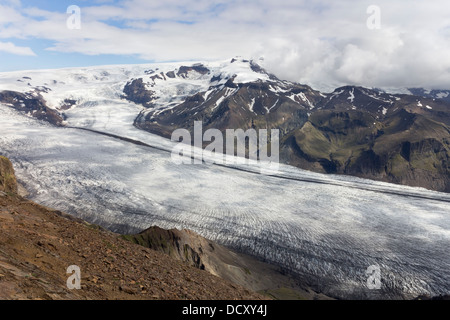 Il Ghiacciaio Skaftafellsjokull e il Vatnajokull Icecap sotto il quale si trova il vulcano Öraefajökull, Skaftafell, Vatnajokull National Park, Islanda Foto Stock