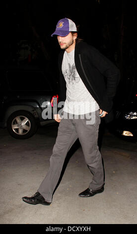 Ashton Kutcher appaiono essere di buon umore arriva alla partita di basket tra i Los Angeles Lakers Vs. Razzi a Staples Center. Los Angeles, California - 03.01.12 Foto Stock