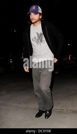 Ashton Kutcher appaiono essere di buon umore arriva alla partita di basket tra i Los Angeles Lakers Vs. Razzi a Staples Center. Los Angeles, California - 03.01.12 Foto Stock
